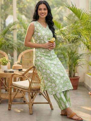 Women Floral Printed Cotton Kurta with Trousers & With Dupatta 5