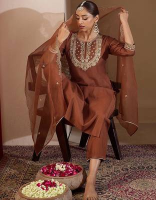Women Ethnic Motifs Embroidered Thread Work Liva Kurta with Trousers & With Dupatta 1