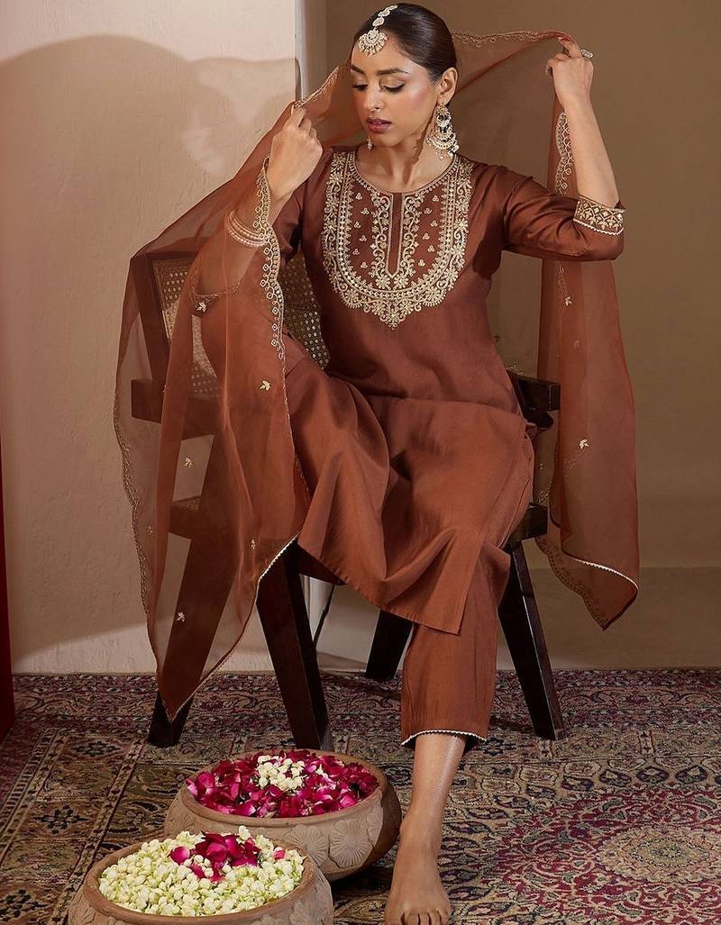 Women Ethnic Motifs Embroidered Thread Work Liva Kurta with Trousers & With Dupatta