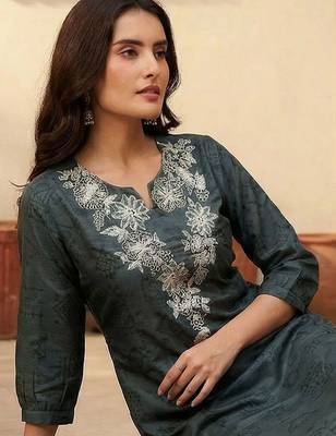 Women Bandhani Embroidered Thread Work Kurta with Trousers 2