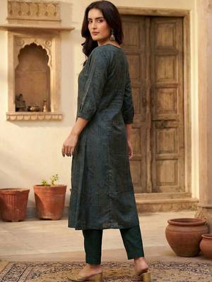 Women Bandhani Embroidered Thread Work Kurta with Trousers 4