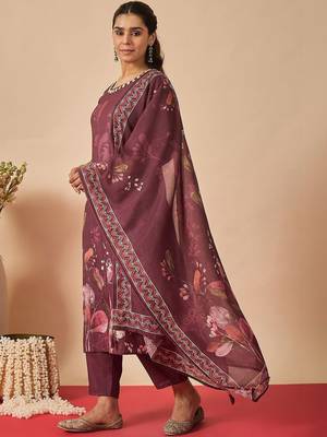 Women Floral Printed Linen Kurta with Trousers & With Dupatta 6