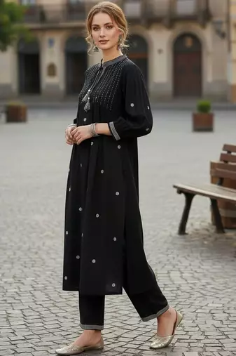 Women Ethnic Motifs Embroidered Thread Work Kurta with Trousers