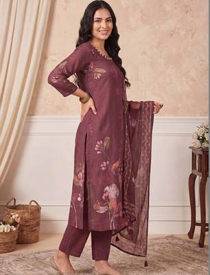 Women Floral Printed Linen Kurta with Trousers & With Dupatta 3