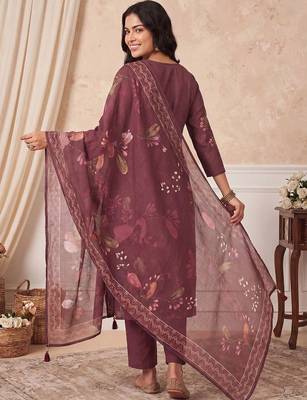 Women Floral Printed Linen Kurta with Trousers & With Dupatta 4