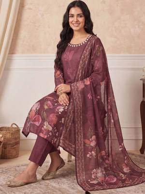Women Floral Printed Linen Kurta with Trousers & With Dupatta 5