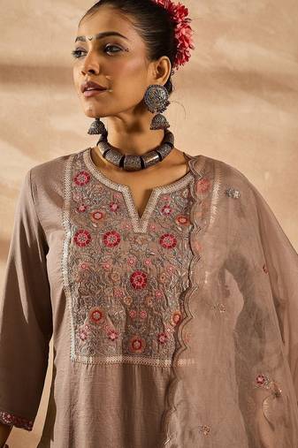 Women Ethnic Motifs Embroidered Thread Work Kurta with Trousers & With Dupatta