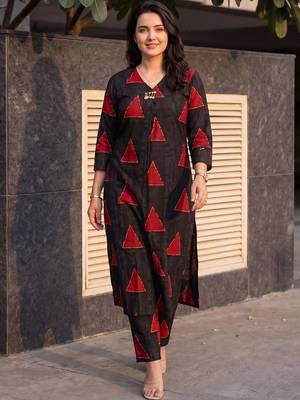 Women Printed Kurta with Trousers 5