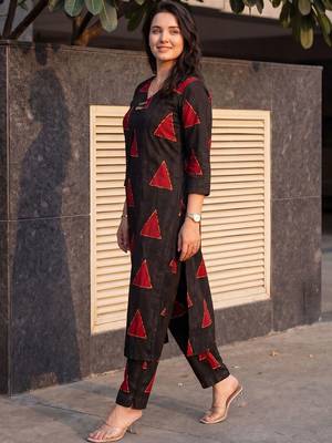 Women Printed Kurta with Trousers 6