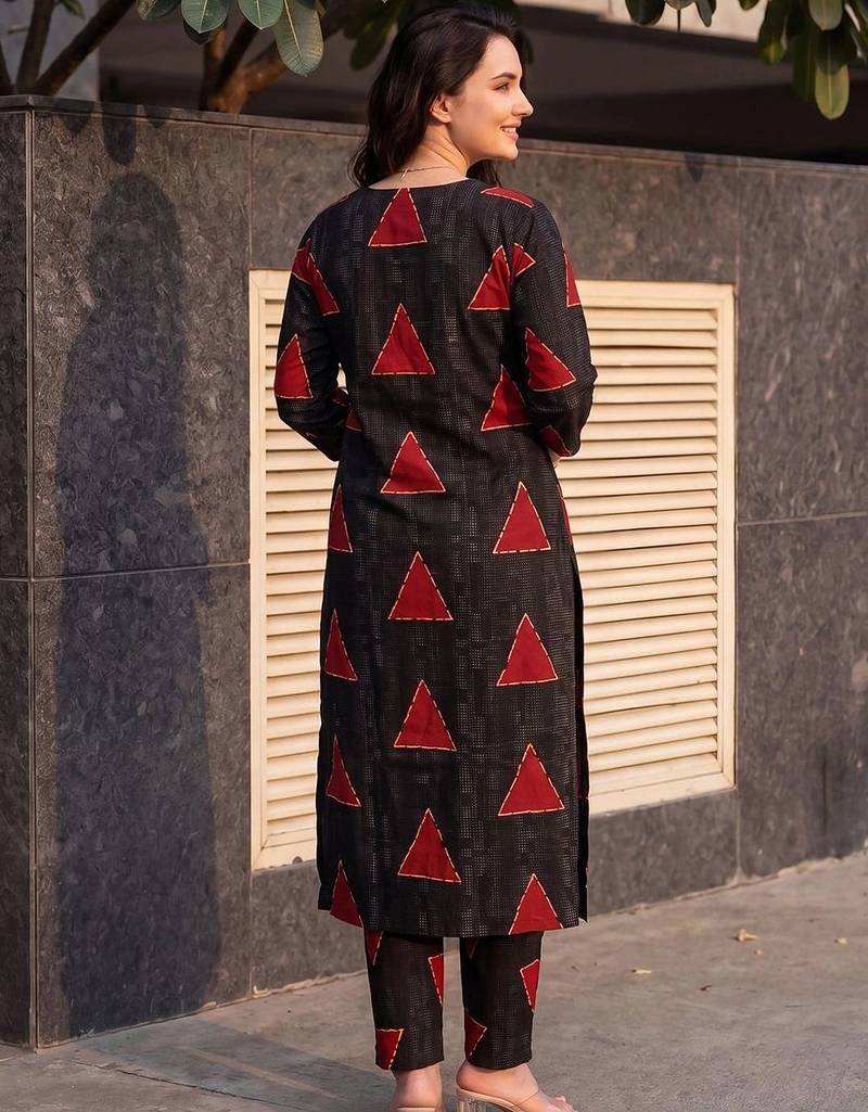 Women Printed Kurta with Trousers
