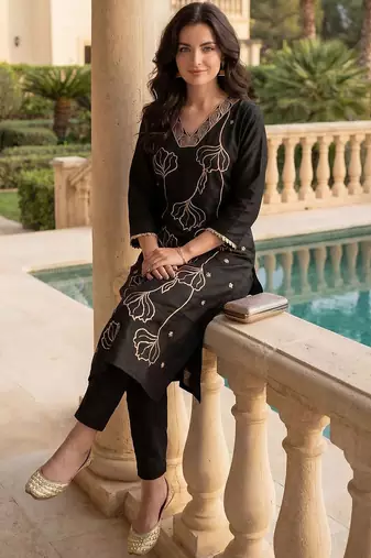 Women Ethnic Motifs Embroidered Thread Work Kurta with Trousers
