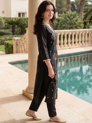 Women Ethnic Motifs Embroidered Thread Work Kurta with Trousers 6