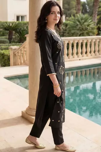 Women Ethnic Motifs Embroidered Thread Work Kurta with Trousers