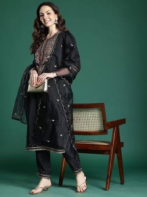 Ethnic Motifs Embroidered Cotton Kurta with Trousers & Dupatta 8