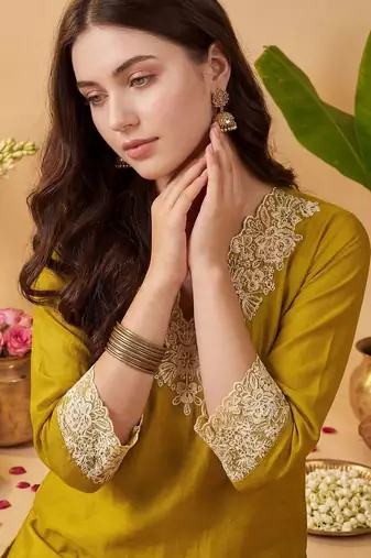 Ethnic Motifs Embroidered Thread Work Kurta with Trousers & With Dupatta