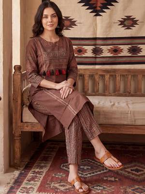 Women Ethnic Motifs Printed Cotton Kurta with Trousers 1