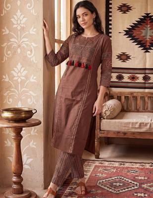Women Ethnic Motifs Printed Cotton Kurta with Trousers 3
