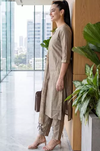 Women Thread Work Kurta with Trousers & With Dupatta