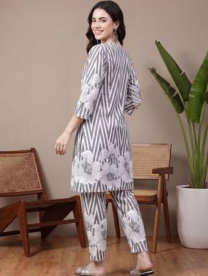 Women Floral Printed Cotton Kurta with Trousers 3
