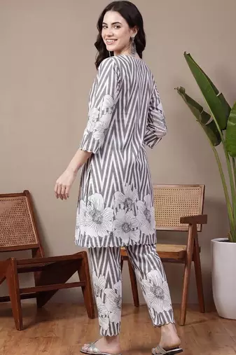 Women Floral Printed Cotton Kurta with Trousers
