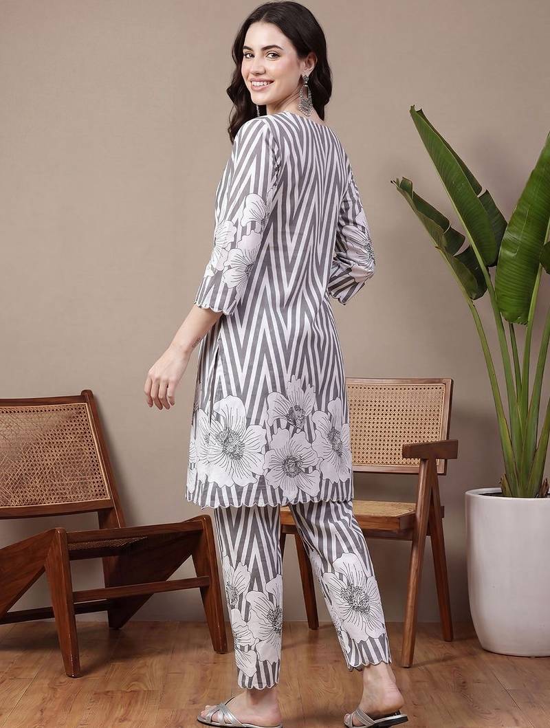 Women Floral Printed Cotton Kurta with Trousers