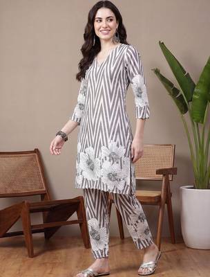 Women Floral Printed Cotton Kurta with Trousers 4