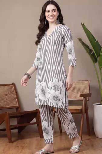 Women Floral Printed Cotton Kurta with Trousers