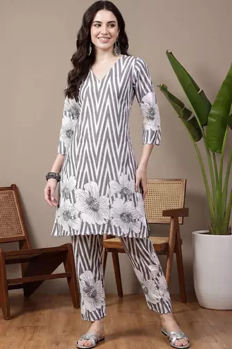 Women Floral Printed Cotton Kurta with Trousers