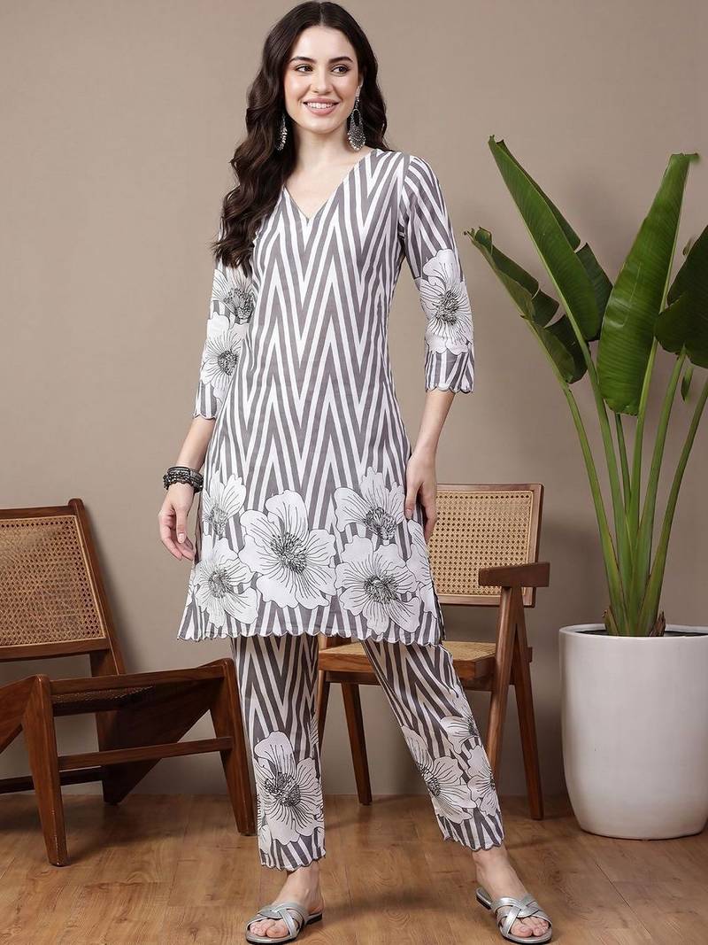 Women Floral Printed Cotton Kurta with Trousers