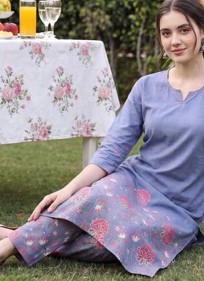 Women Floral Printed Cotton Kurta with Trousers 1