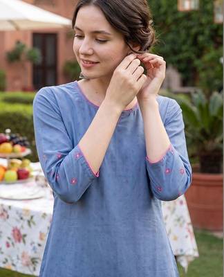Women Floral Printed Cotton Kurta with Trousers 3