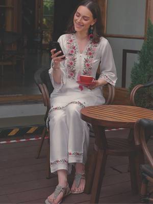 Women Floral Embroidered Thread Work Kurta with Trousers 1