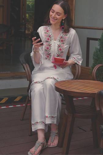 Women Floral Embroidered Thread Work Kurta with Trousers