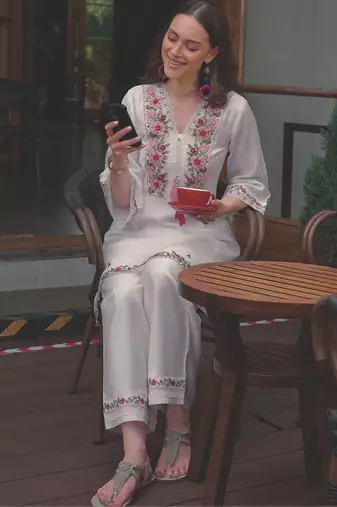 Women Floral Embroidered Thread Work Kurta with Trousers