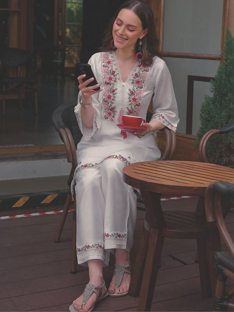 Women Floral Embroidered Thread Work Kurta with Trousers