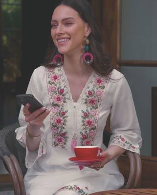 Women Floral Embroidered Thread Work Kurta with Trousers 2