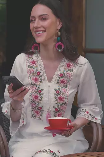 Women Floral Embroidered Thread Work Kurta with Trousers