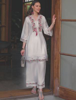 Women Floral Embroidered Thread Work Kurta with Trousers 3