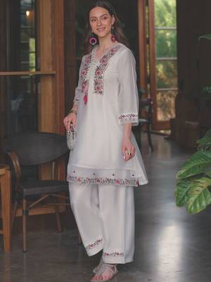 Women Floral Embroidered Thread Work Kurta with Trousers 4