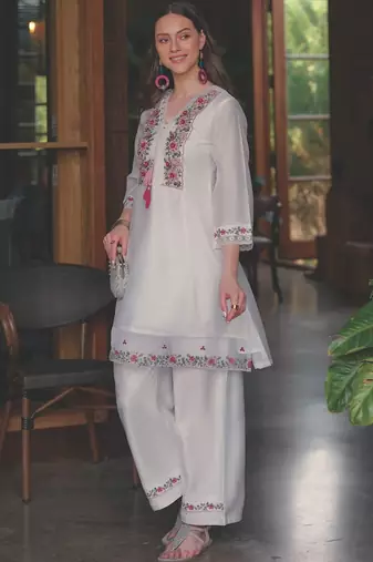 Women Floral Embroidered Thread Work Kurta with Trousers