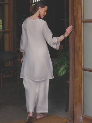 Women Floral Embroidered Thread Work Kurta with Trousers 5