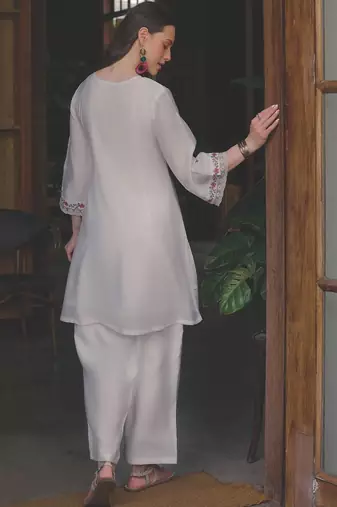 Women Floral Embroidered Thread Work Kurta with Trousers