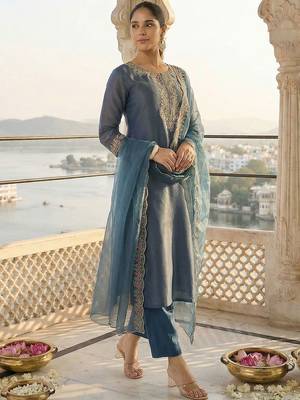 Women Floral Embroidered Thread Work Liva Kurta with Trousers & With Dupatta 1