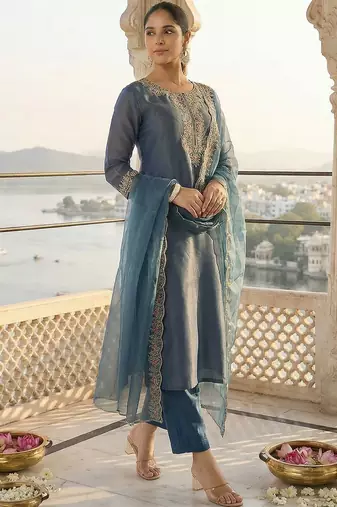 Women Floral Embroidered Thread Work Liva Kurta with Trousers & With Dupatta