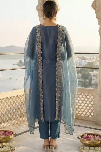 Women Floral Embroidered Thread Work Liva Kurta with Trousers & With Dupatta