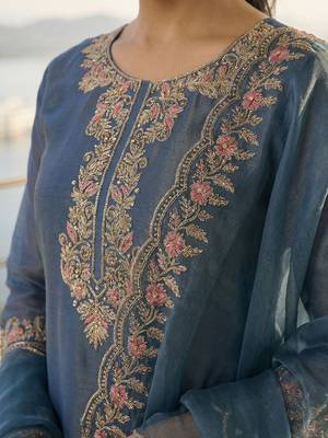 Women Floral Embroidered Thread Work Liva Kurta with Trousers & With Dupatta 4