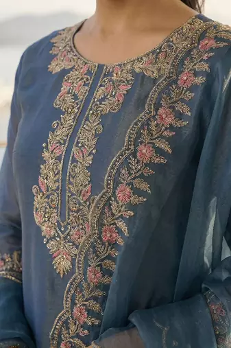 Women Floral Embroidered Thread Work Liva Kurta with Trousers & With Dupatta