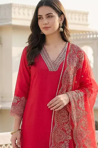 Women Embroidered Thread Work Kurta with Trousers & With Dupatta