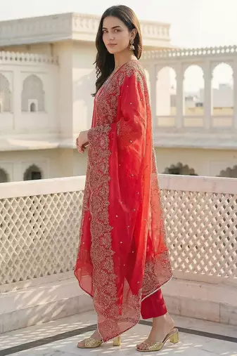 Women Embroidered Thread Work Kurta with Trousers & With Dupatta