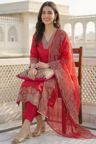 Women Embroidered Thread Work Kurta with Trousers & With Dupatta